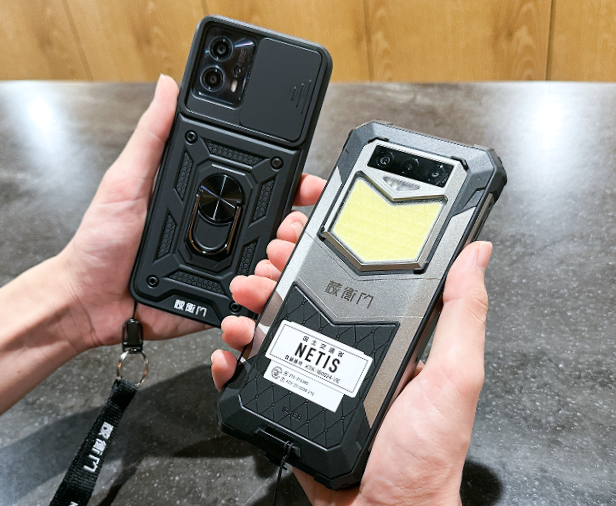 製品を見て触る